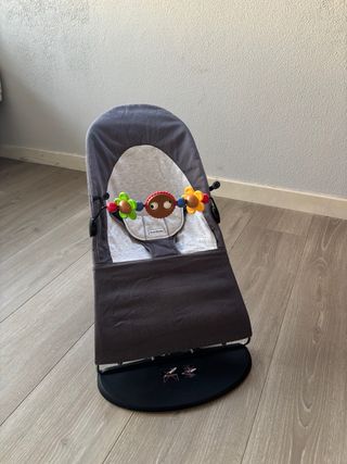Hamaca infantil gris con juguete babyBjörn
