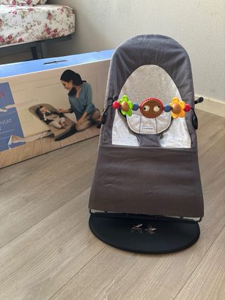 Hamaca infantil gris con juguete babyBjörn