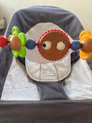 Hamaca infantil gris con juguete babyBjörn