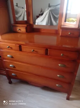 Mueble de dormitorio madera cómoda y mesillas de n