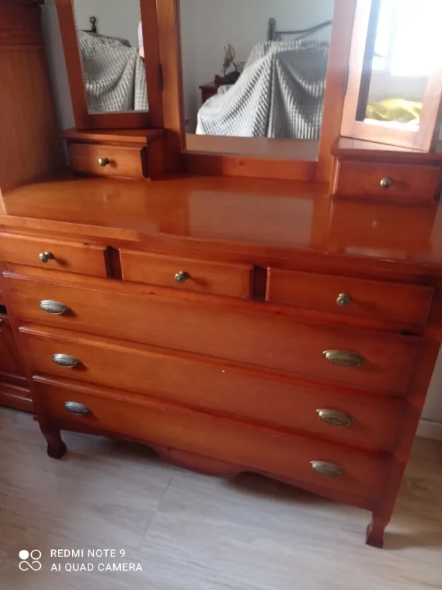 Mueble de dormitorio madera cómoda y mesillas de n