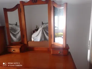 Mueble de dormitorio madera cómoda y mesillas de n