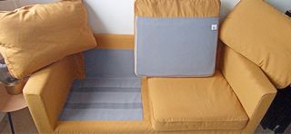 Sofá 3 plazas IKEA color mostaza. ESTA EN TENERIFE