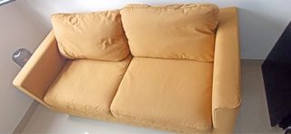 Sofá 3 plazas IKEA color mostaza. ESTA EN TENERIFE