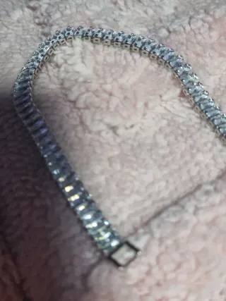 Pulsera plateada con piedras brillantes