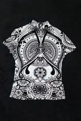 Camiseta semitransparente con mandalas