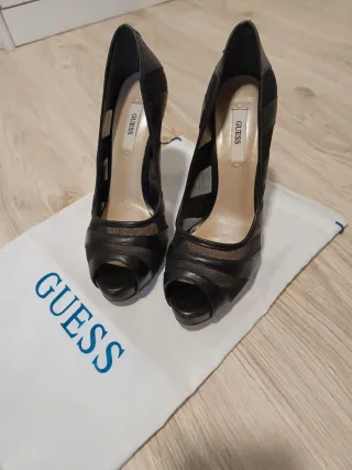 Zapatos de tacón Guess negros