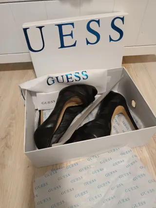 Zapatos de tacón Guess negros
