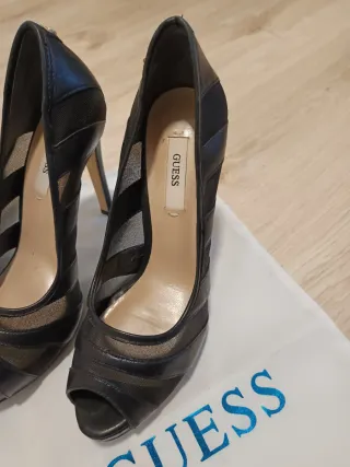 Zapatos de tacón Guess negros