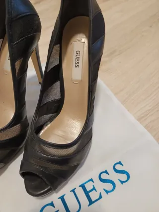 Zapatos de tacón Guess negros