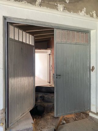 Puerta de hierro con cristal