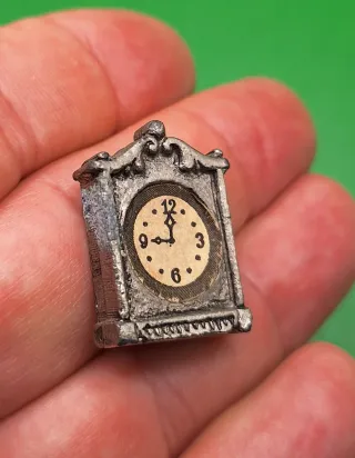 Set di oggetti per casa delle bambole