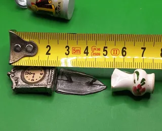 Set di oggetti per casa delle bambole