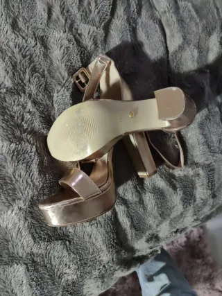 Sandalias doradas tacón alto