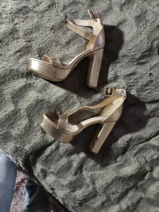 Sandalias doradas tacón alto