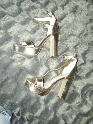 Sandalias doradas tacón alto