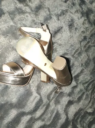 Sandalias doradas tacón alto