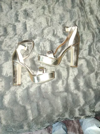 Sandalias doradas tacón alto