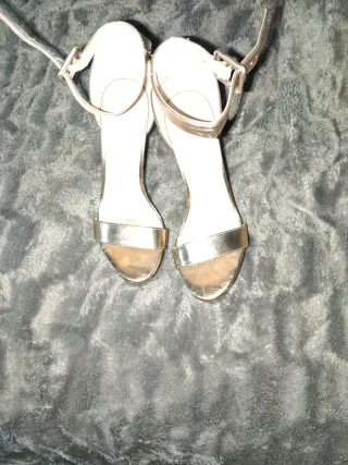 Sandalias doradas tacón alto