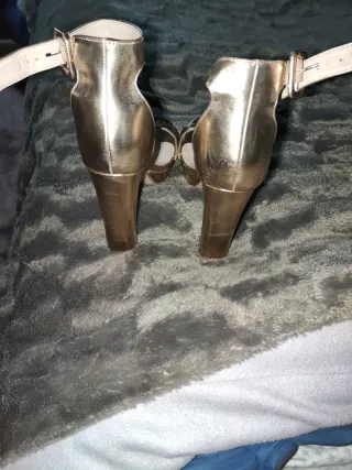 Sandalias doradas tacón alto