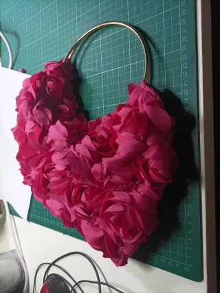 Bolso de fiesta rosa con aro dorado