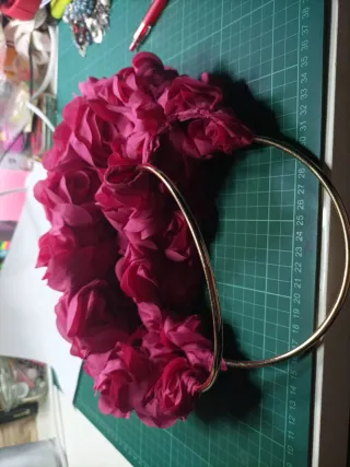 Bolso de fiesta rosa con aro dorado