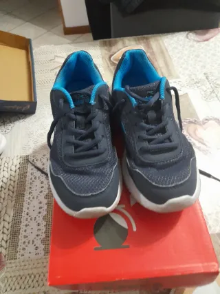Scarpe da ginnastica blu e bianche