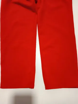 Pantalón elástico rojo con cinturón