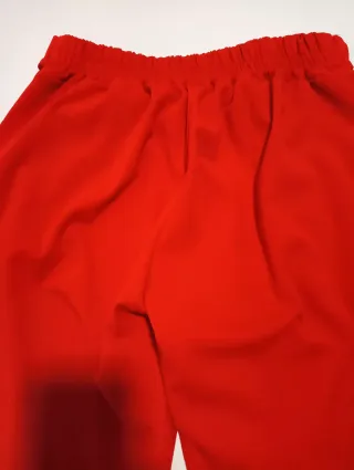 Pantalón elástico rojo con cinturón