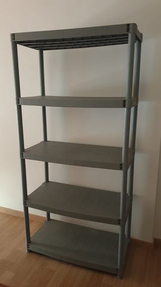 Scaffale di stoccaggio grigio in resina per ripostiglio.