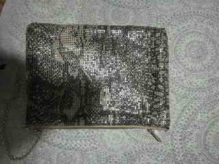 Bolso de fiesta Sfera negro y dorado.