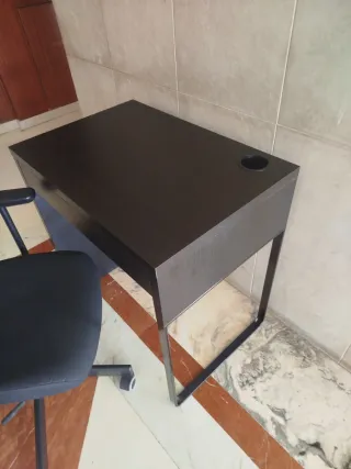 Escritorio y silla negra
