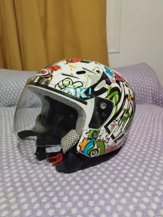 Casco infantil con visera y diseño