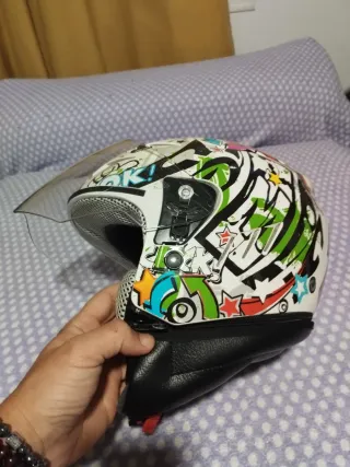 Casco infantil con visera y diseño