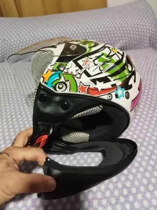 Casco infantil con visera y diseño