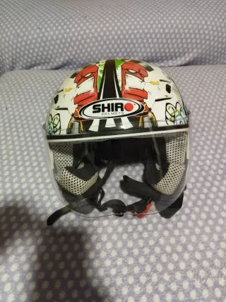 Casco infantil con visera y diseño