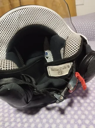 Casco infantil con visera y diseño