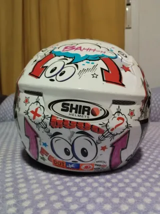 Casco infantil con visera y diseño