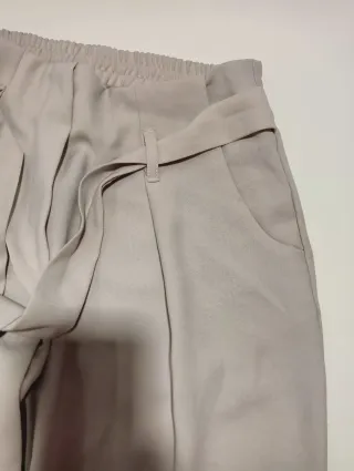 Pantalón beige elástico con cinturón