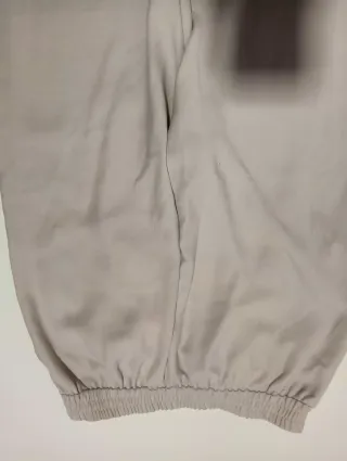 Pantalón beige elástico con cinturón