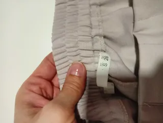 Pantalón beige elástico con cinturón