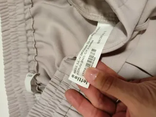 Pantalón beige elástico con cinturón