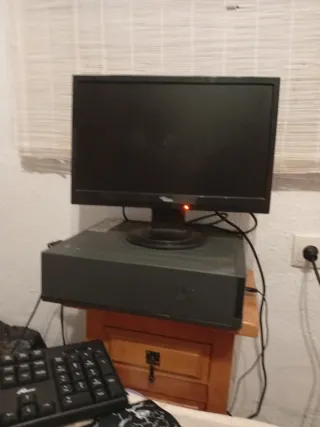 PC Antiguo y Monitor Negro