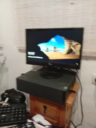 PC Antiguo y Monitor Negro