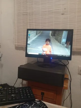 PC Antiguo y Monitor Negro