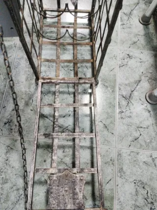 Portabottiglie in Ferro Nero per 8 Bottiglie di Vino