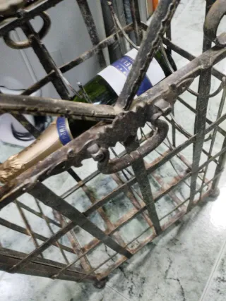 Portabottiglie in Ferro Nero per 8 Bottiglie di Vino