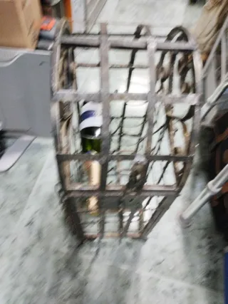 Portabottiglie in Ferro Nero per 8 Bottiglie di Vino