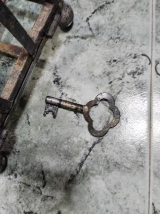 Portabottiglie in Ferro Nero per 8 Bottiglie di Vino