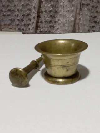 Almirez y mano de bronce antiguo